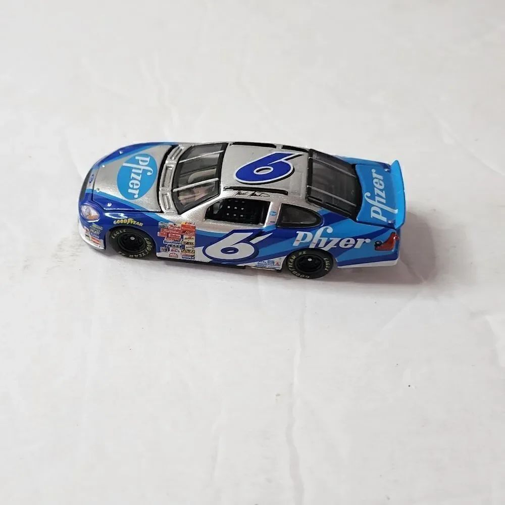 Mark Martin #6 Pfizer 2001 MAC Tools Team Caliber 1/64 Diecast